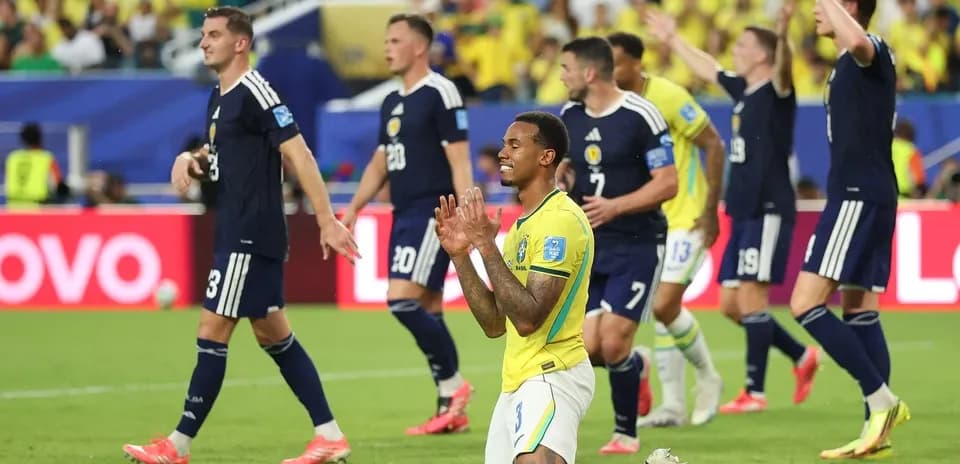 Jugadores de Brasil y Escocia en acción durante partido