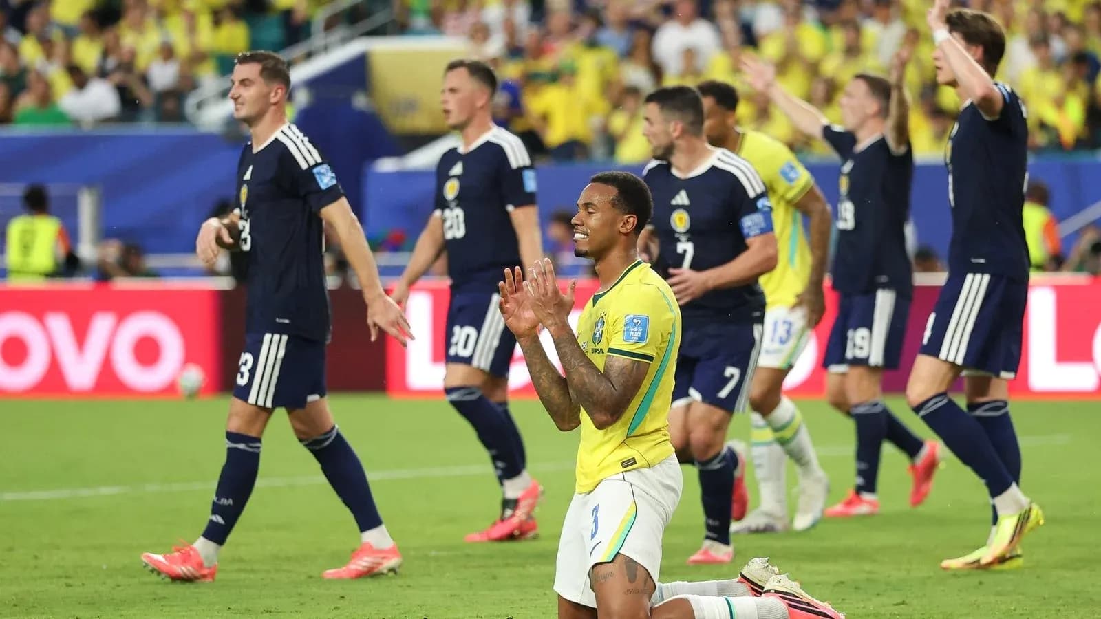 Jugadores de Brasil y Escocia en acción durante partido