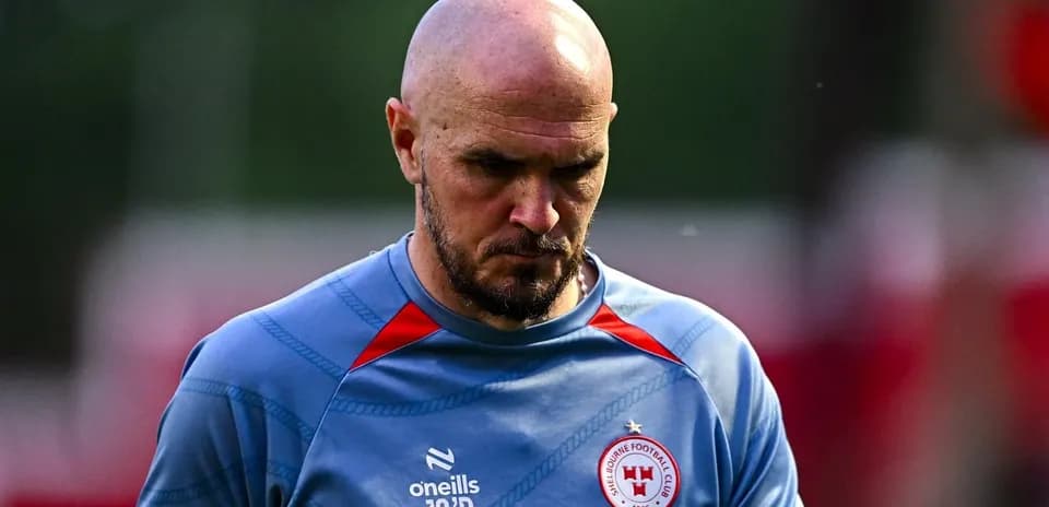 Jugador de fútbol en entrenamiento con camiseta azul