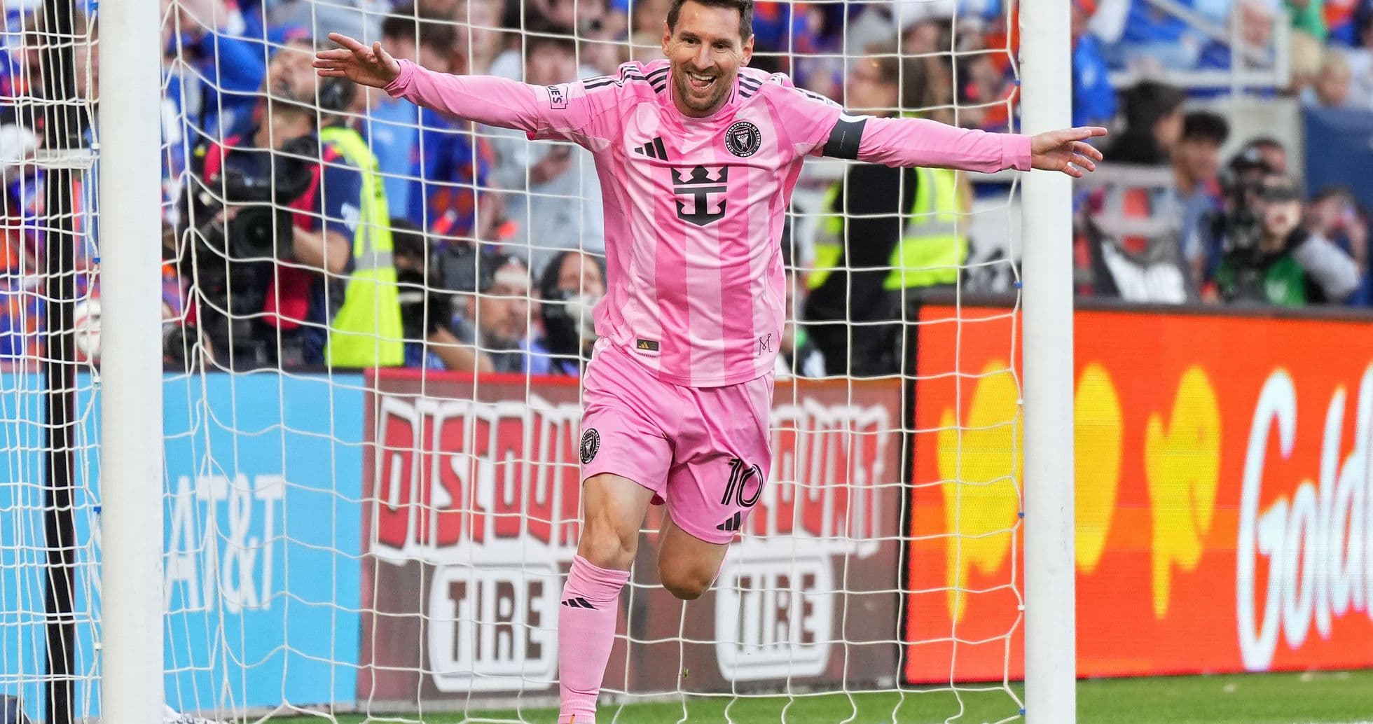Jugador celebrando un gol en uniforme rosa