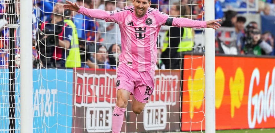 Jugador celebrando un gol en uniforme rosa