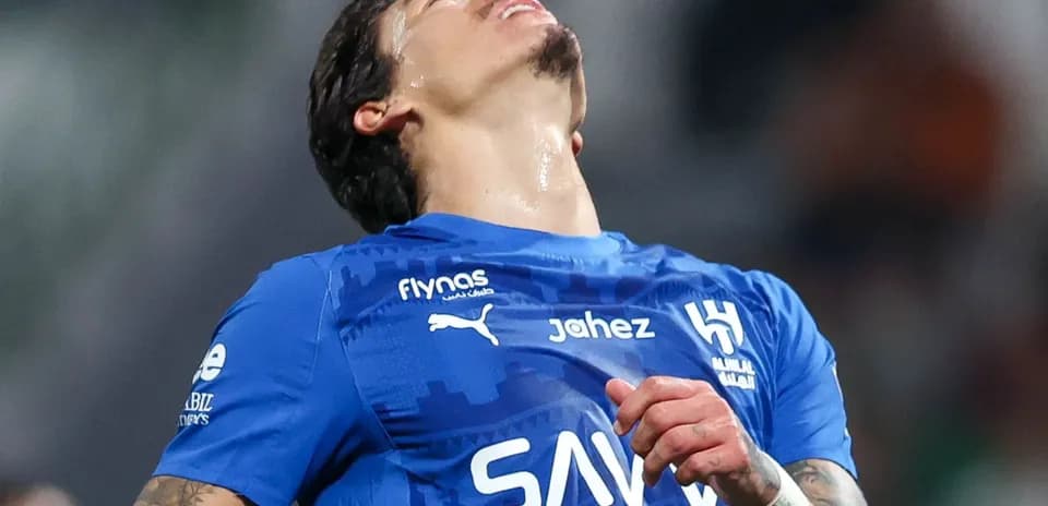Jugador lamentándose durante un partido de fútbol