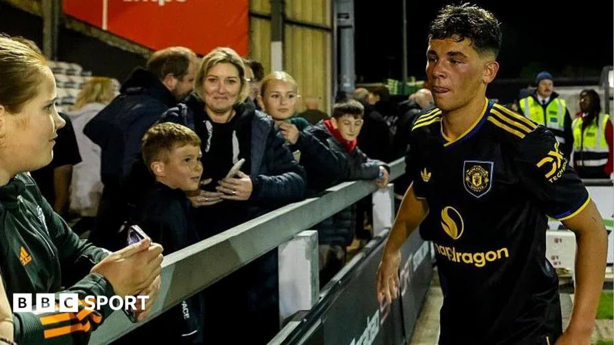 Jugador saliendo del campo con aficionados alrededor