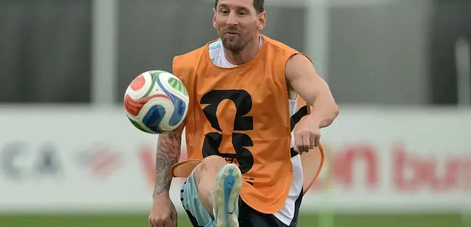 Jugador controlando el balón durante el entrenamiento