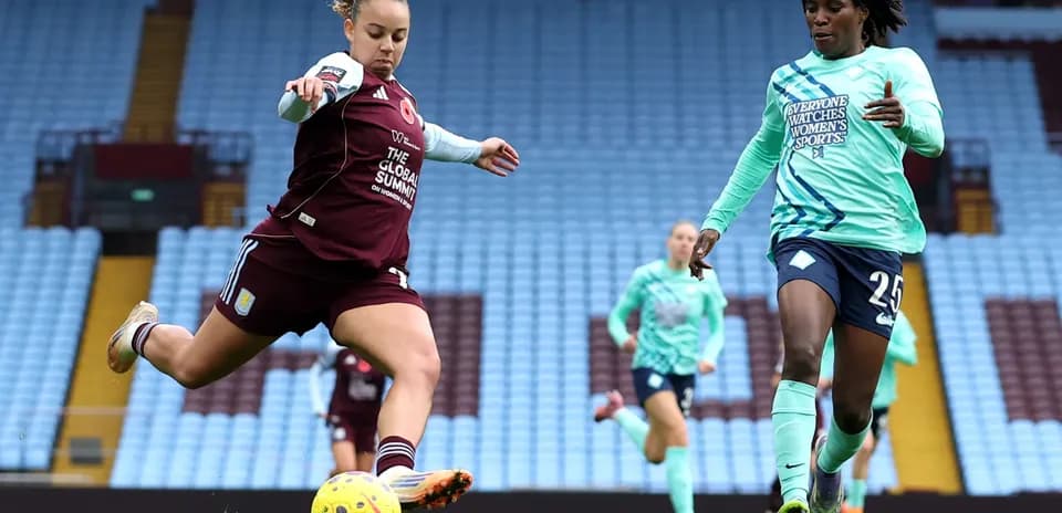 Jugadora de Aston Villa golpeando el balón