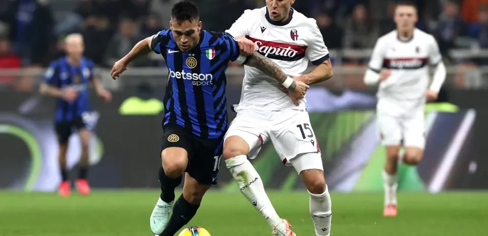 Luchador por el balón entre Bologna e Inter
