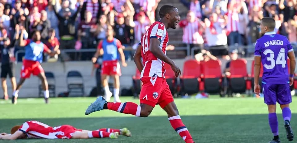 Jugador celebra un gol durante el partido
