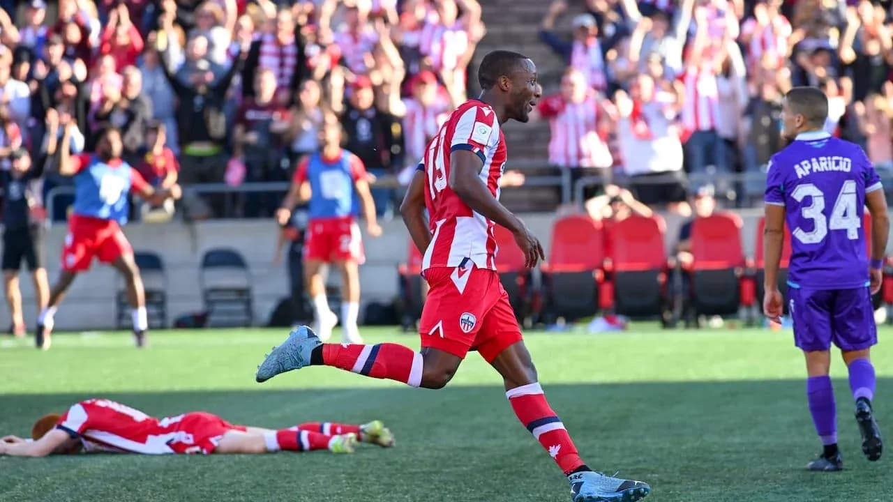 Jugador celebra un gol durante el partido