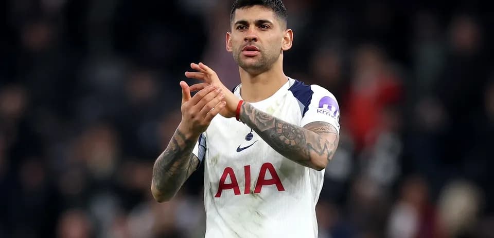 Jugador aplaudiendo al público después del partido
