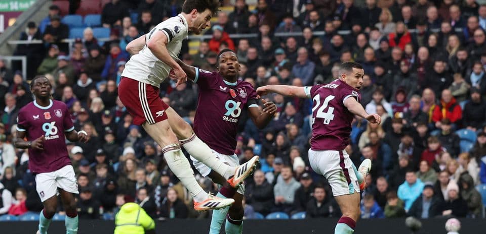 Jugador de Arsenal cabecea el balón contra Burnley