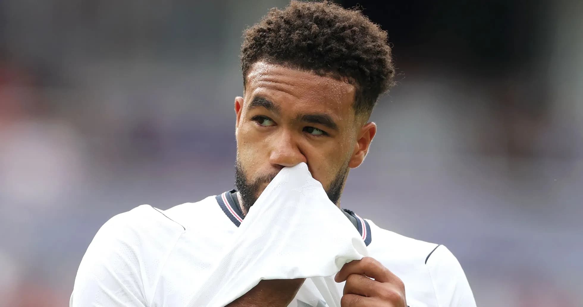 Jugador tocándose la cara con la camiseta