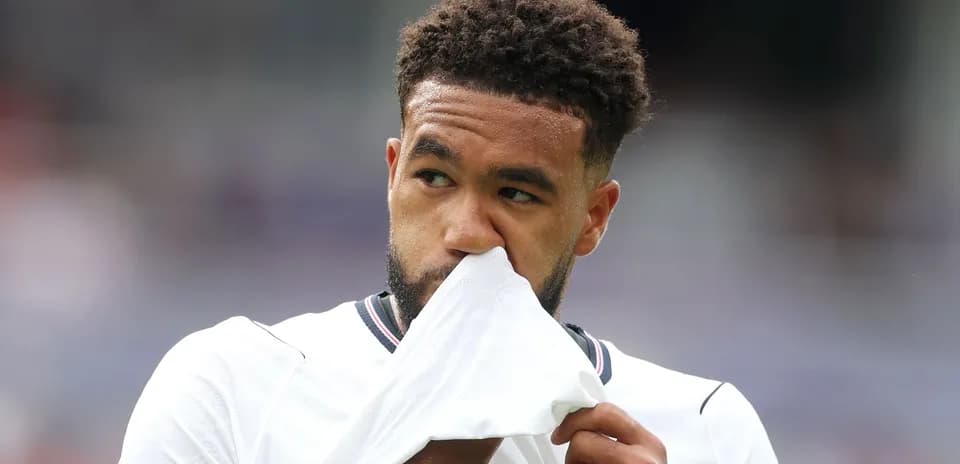 Jugador tocándose la cara con la camiseta