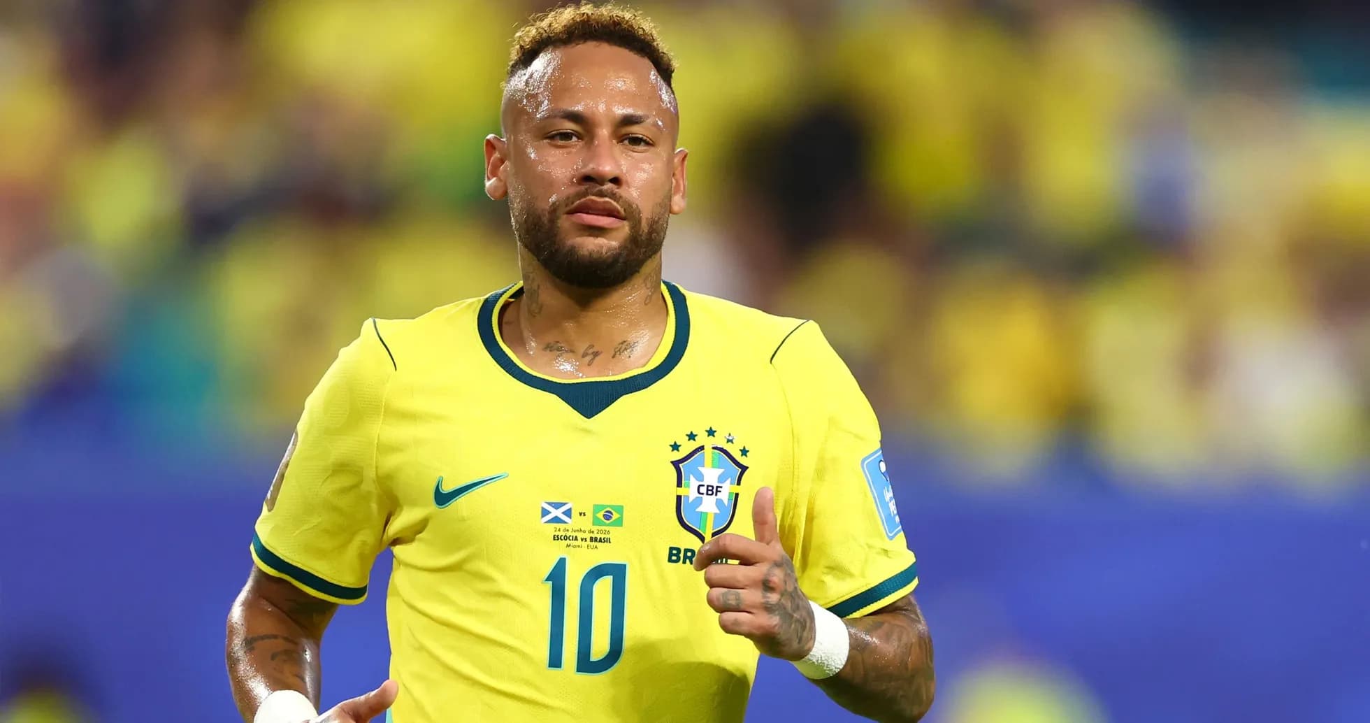 Neymar corriendo con la camiseta de Brasil