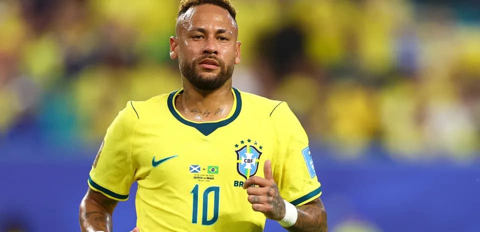 Neymar corriendo con la camiseta de Brasil