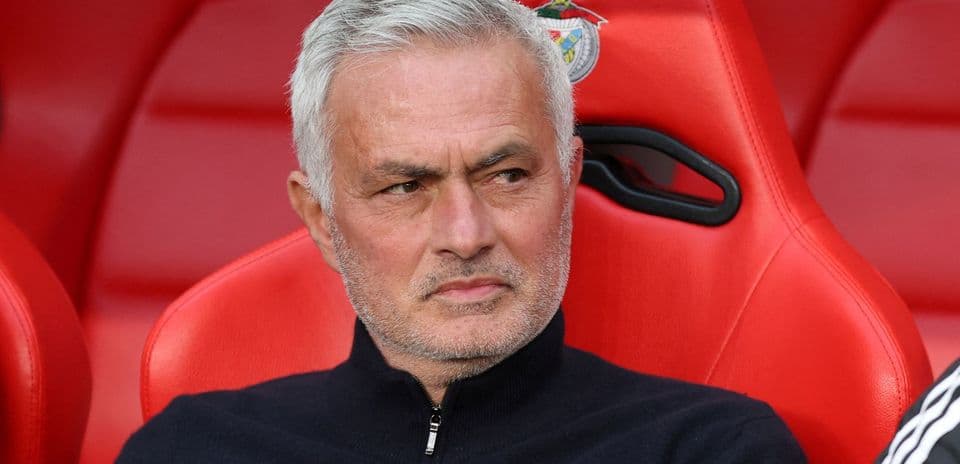 Entrenador sentado en banquillo durante el partido