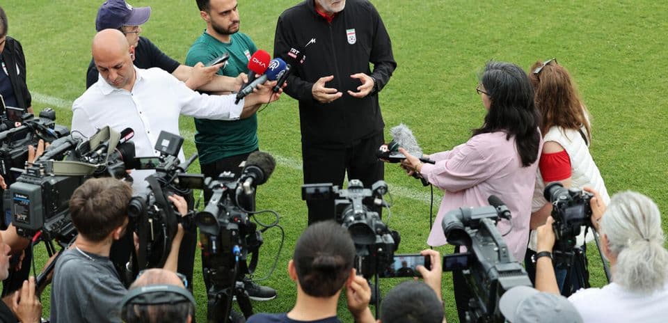 Entrenador respondiendo preguntas de los medios