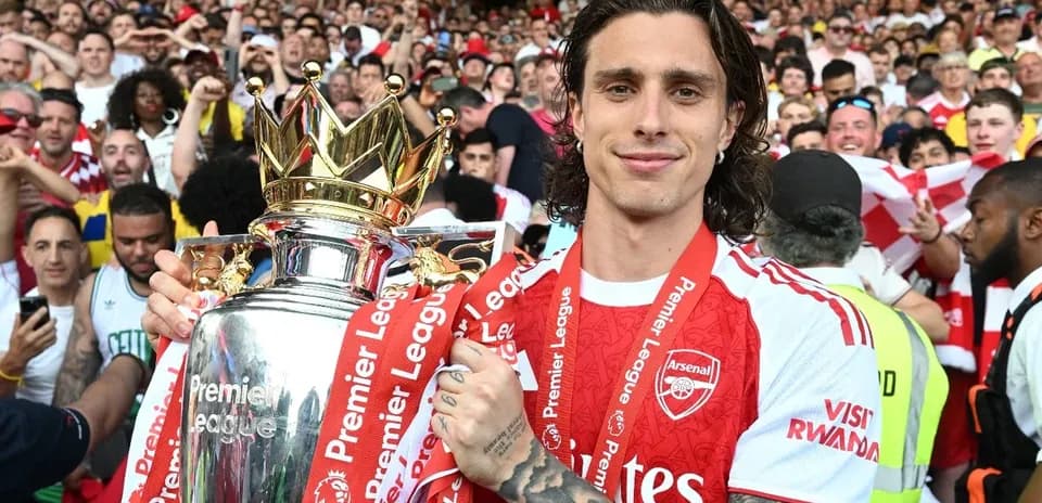 Jugador de Arsenal sosteniendo el trofeo de la Premier League