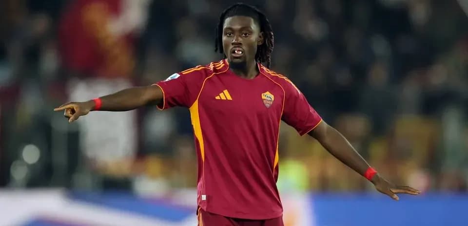Jugador de la Roma señalando durante el partido
