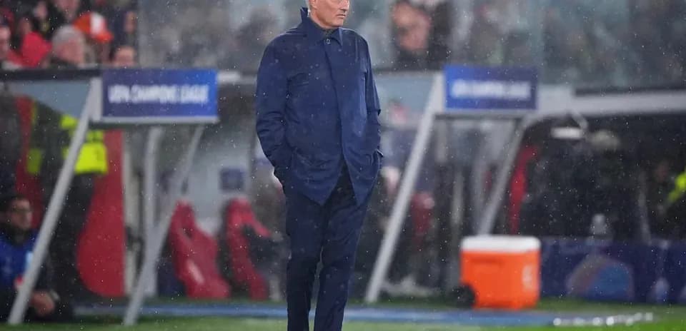 Entrenador en la línea de banda durante un partido