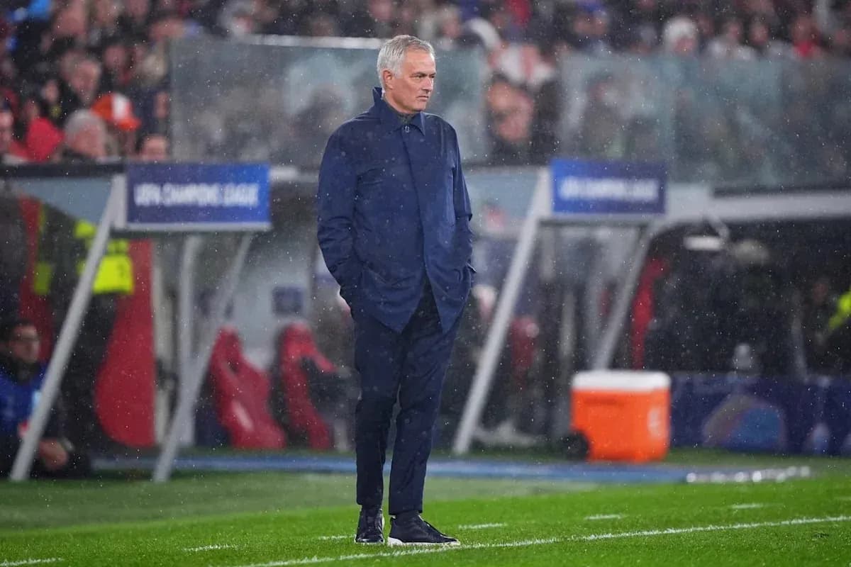 Entrenador en la línea de banda durante un partido