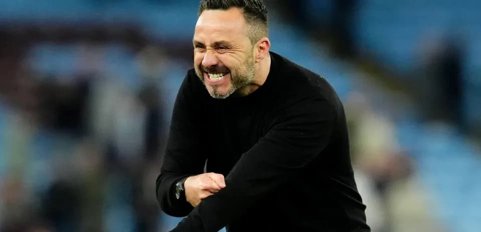 Entrenador celebrando en la línea de banda