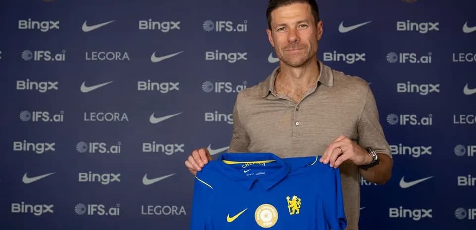 Nuevo entrenador de Chelsea presentando camiseta del club