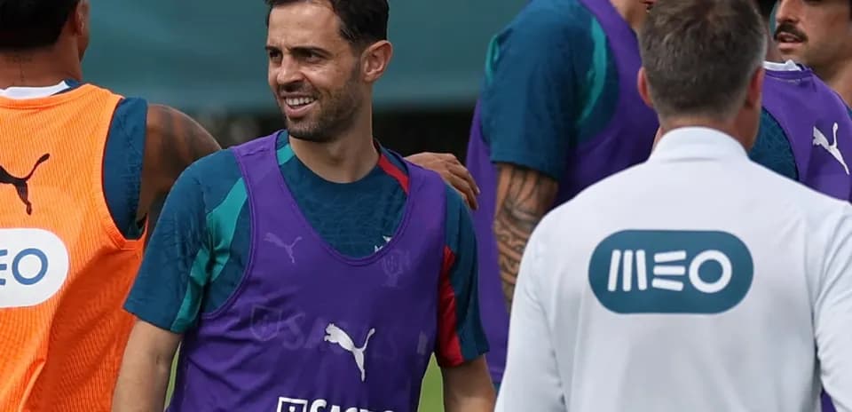 Jugadores entrenando con camisetas de entrenamiento en campo