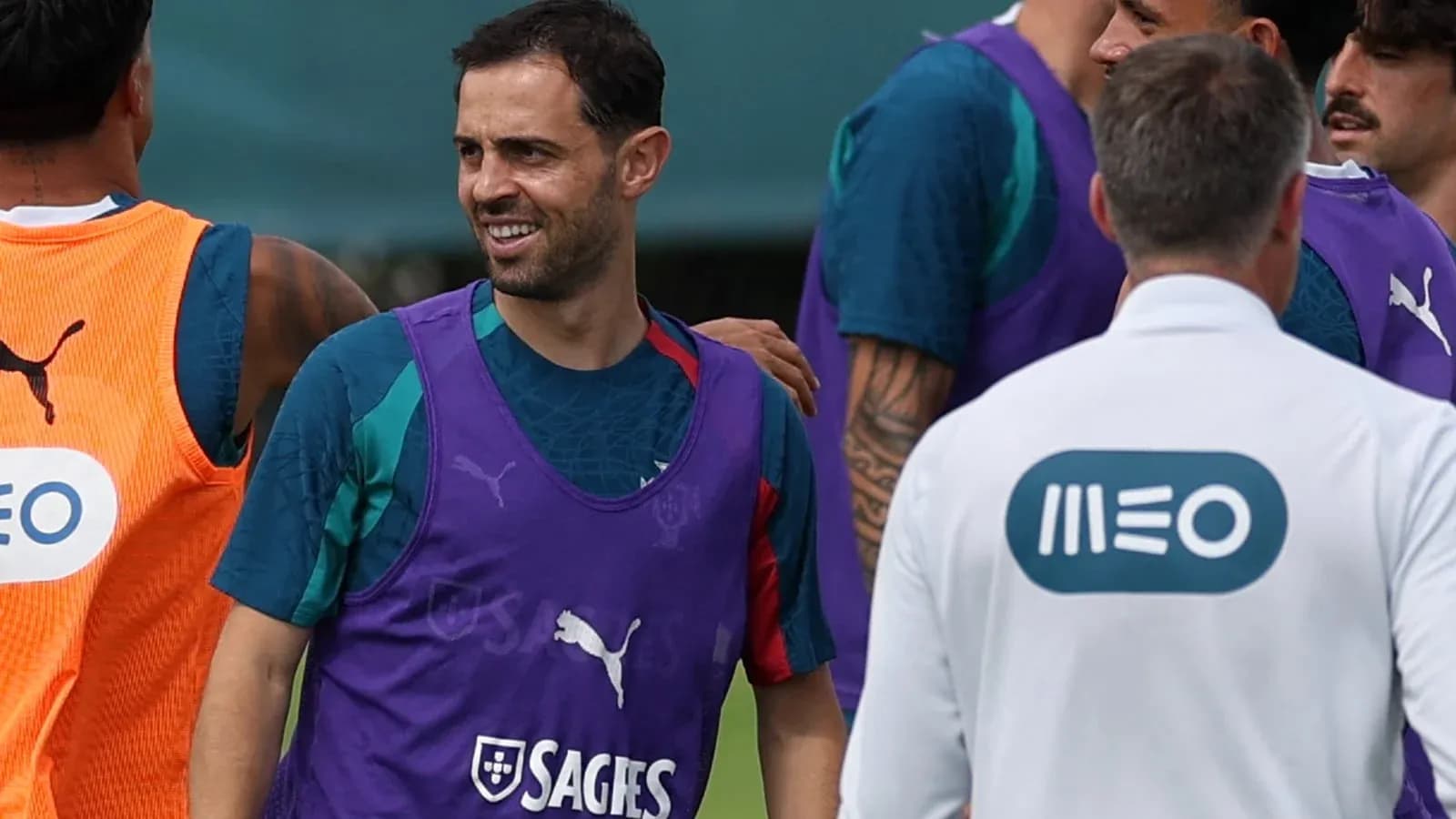 Jugadores entrenando con camisetas de entrenamiento en campo