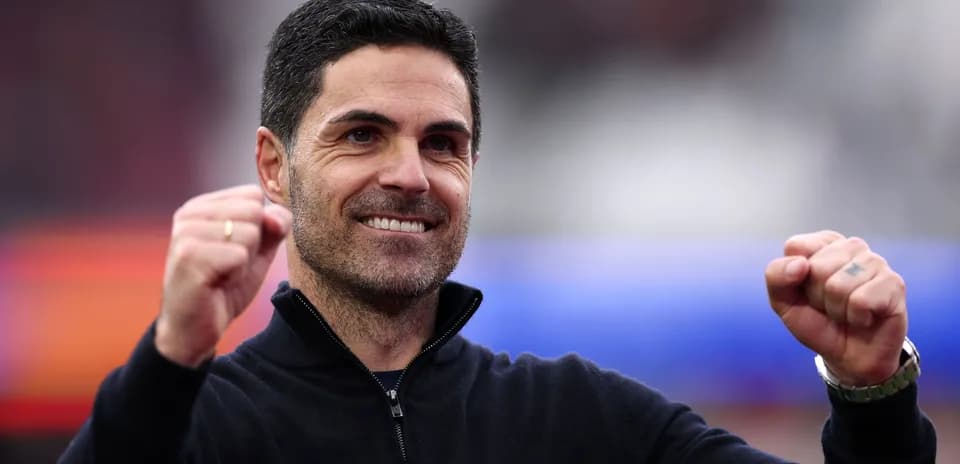 Entrenador celebrando con puños cerrados en el estadio