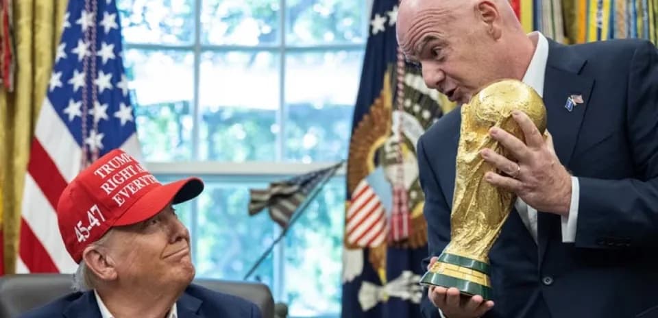 Hombre con gorra muestra el trofeo de la Copa Mundial
