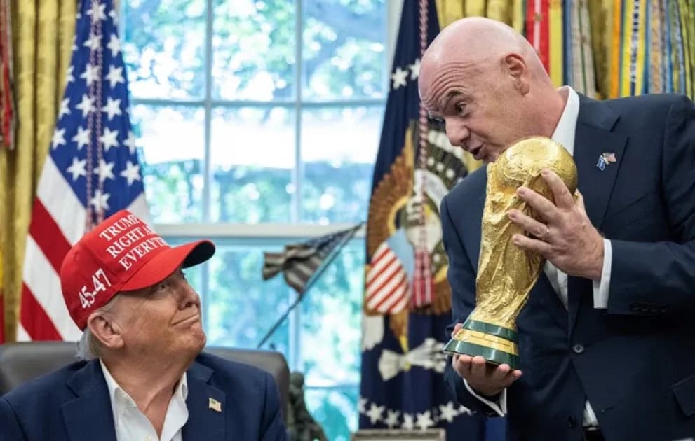 Hombre con gorra muestra el trofeo de la Copa Mundial