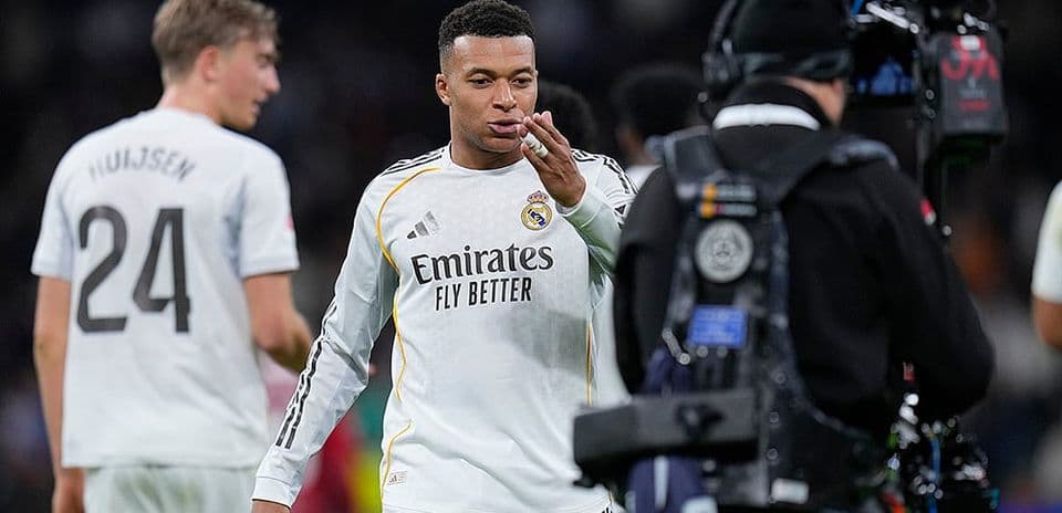 Kylian Mbappé saludando durante el partido