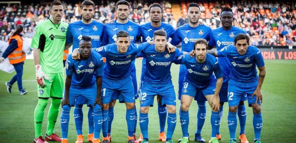 Equipo de Getafe en la alineación previa al partido