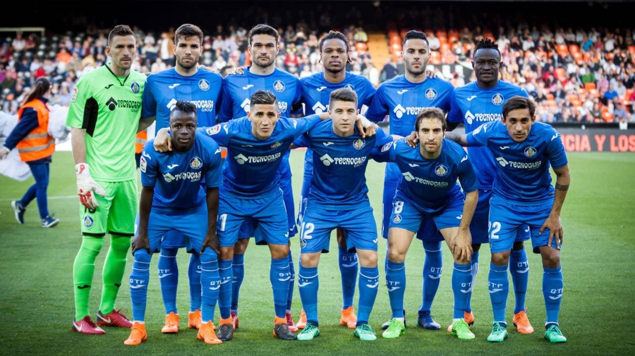 Equipo de Getafe en la alineación previa al partido