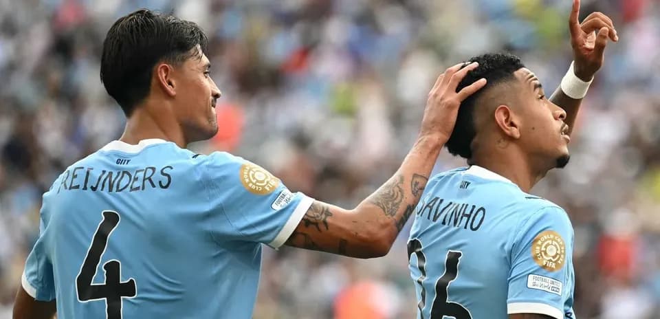 Jugadores celebrando un gol en el partido