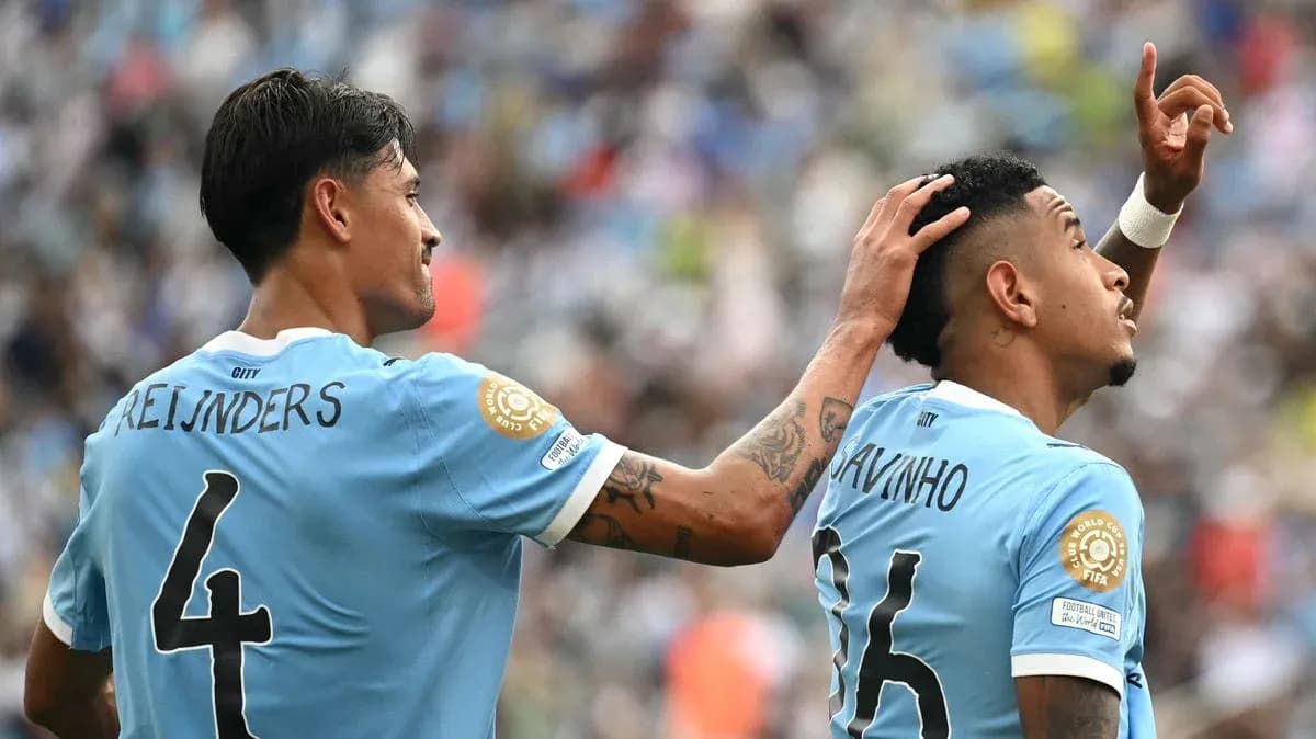 Jugadores celebrando un gol en el partido