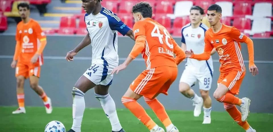 Jugadores de Al Wahda y Al Dhafra en acción