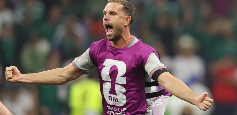 Jugador celebrando con uniforme de calentamiento en el campo
