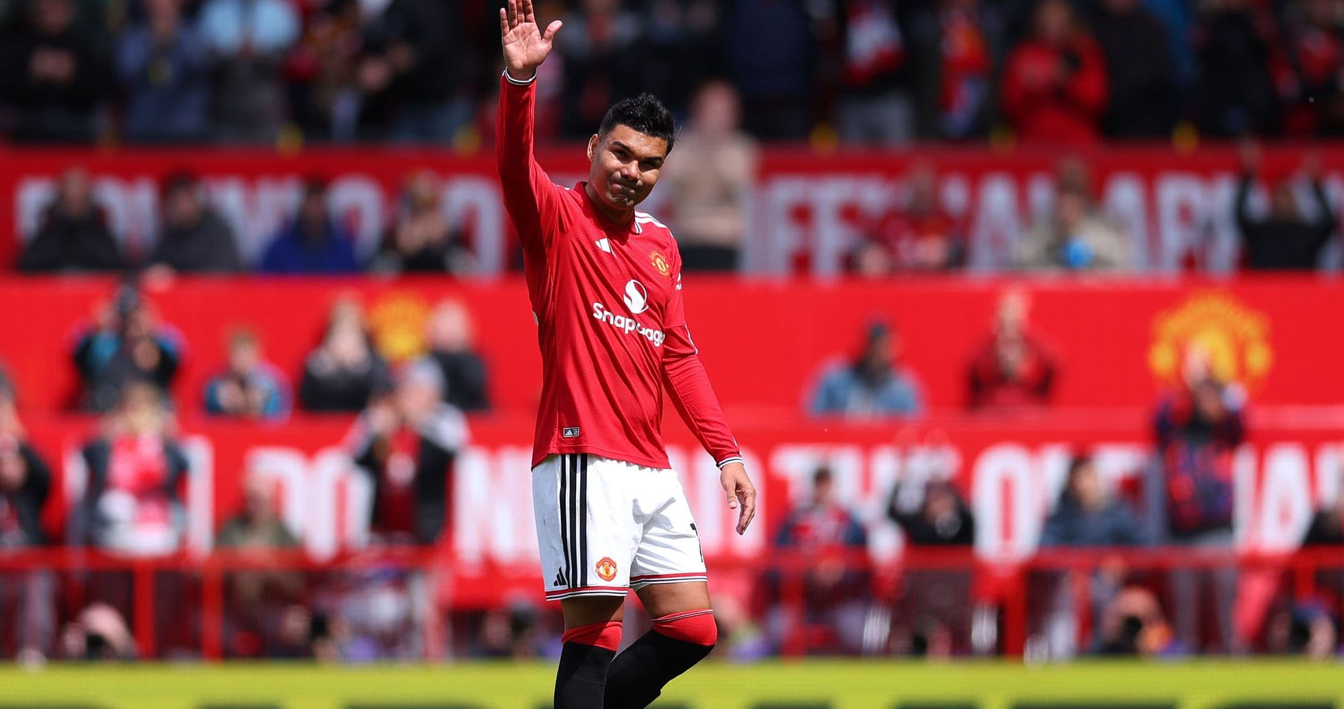 Jugador de Manchester United saludando a los aficionados