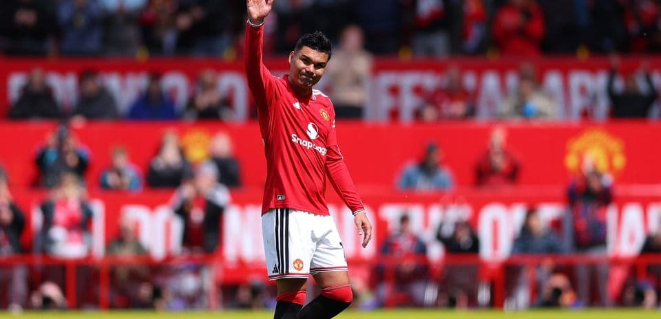 Jugador de Manchester United saludando a los aficionados