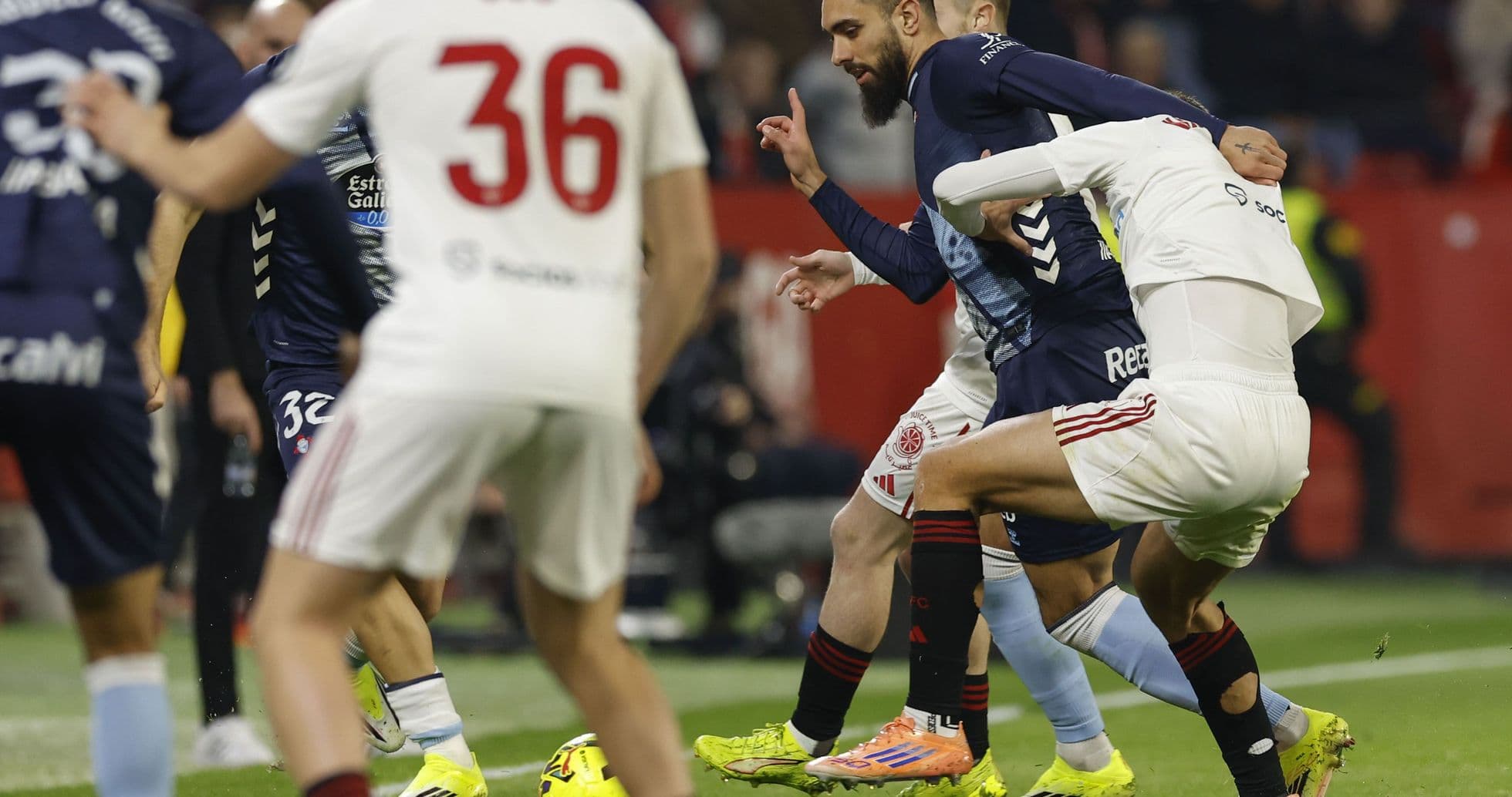 Jugadores de Celta Vigo y Sevilla disputando el balón