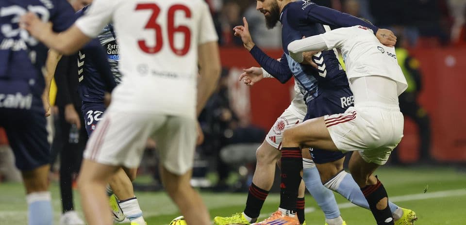 Jugadores de Celta Vigo y Sevilla disputando el balón