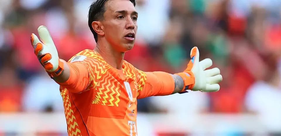 Portero señalando durante un partido de fútbol