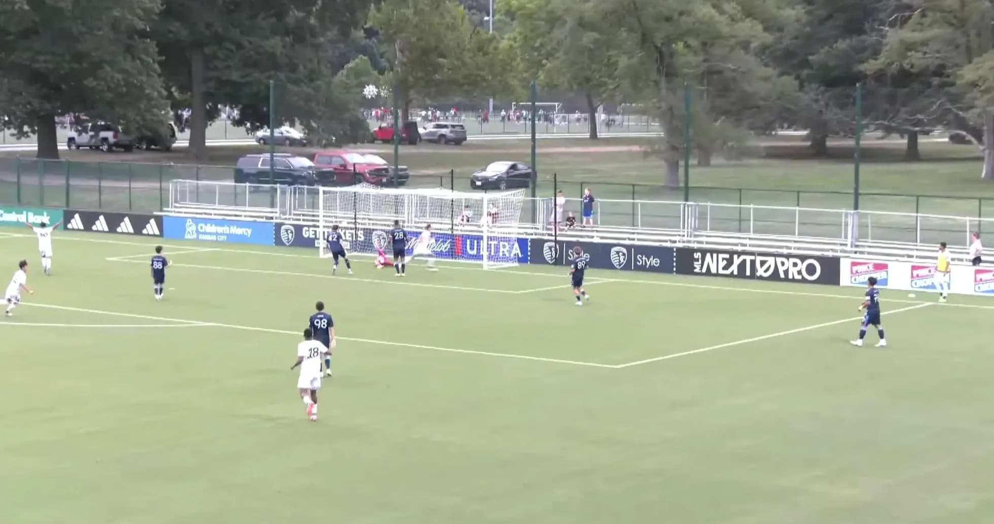 Acción de juego entre Austin II y Sporting KC II