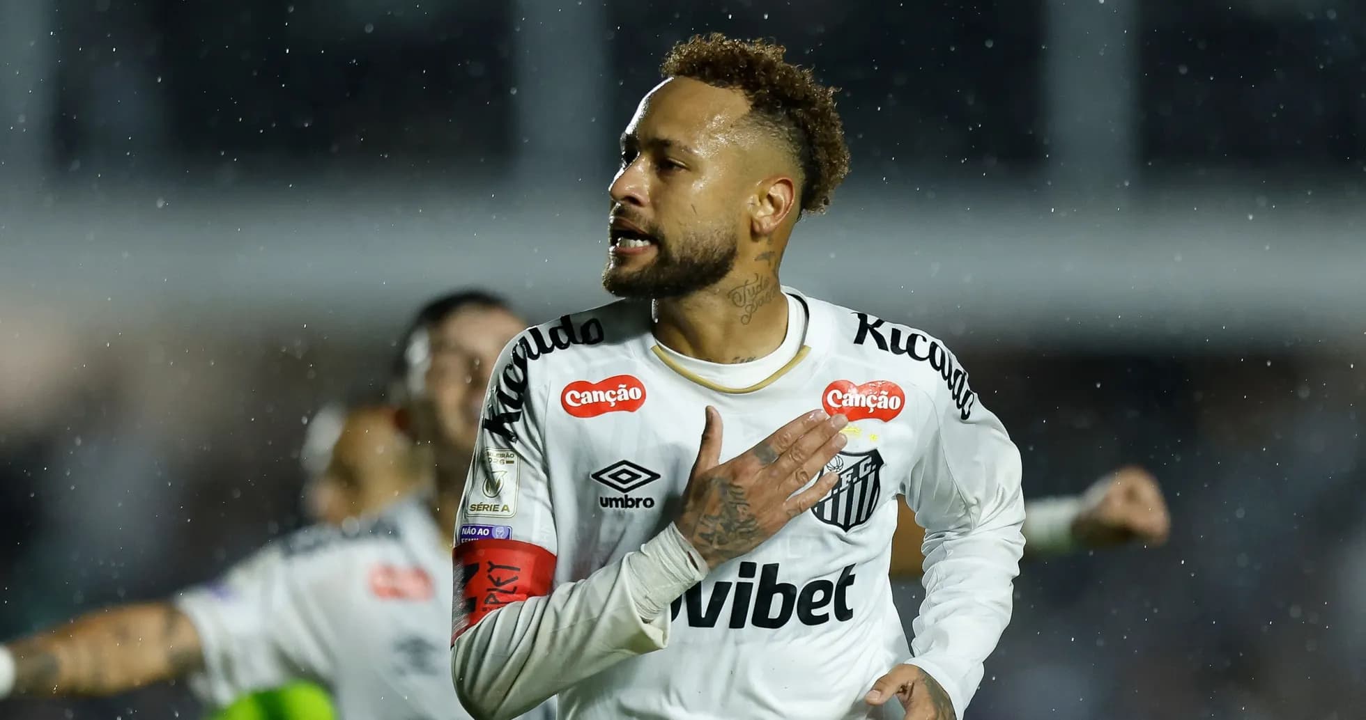 Jugador de Santos celebrando un gol bajo la lluvia