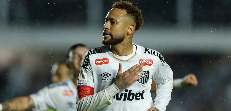 Jugador de Santos celebrando un gol bajo la lluvia