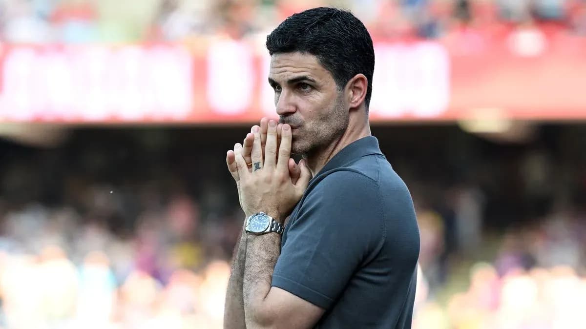 Entrenador observando el partido en el estadio