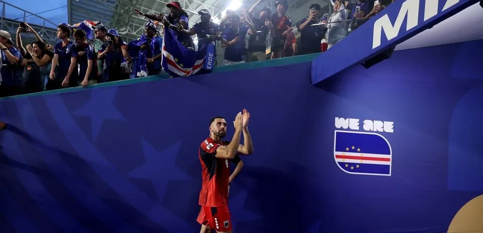 Jugador saludando a aficionados tras el partido