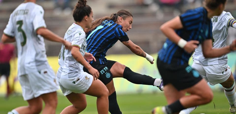 Jugadora de Ternana W disparando a portería