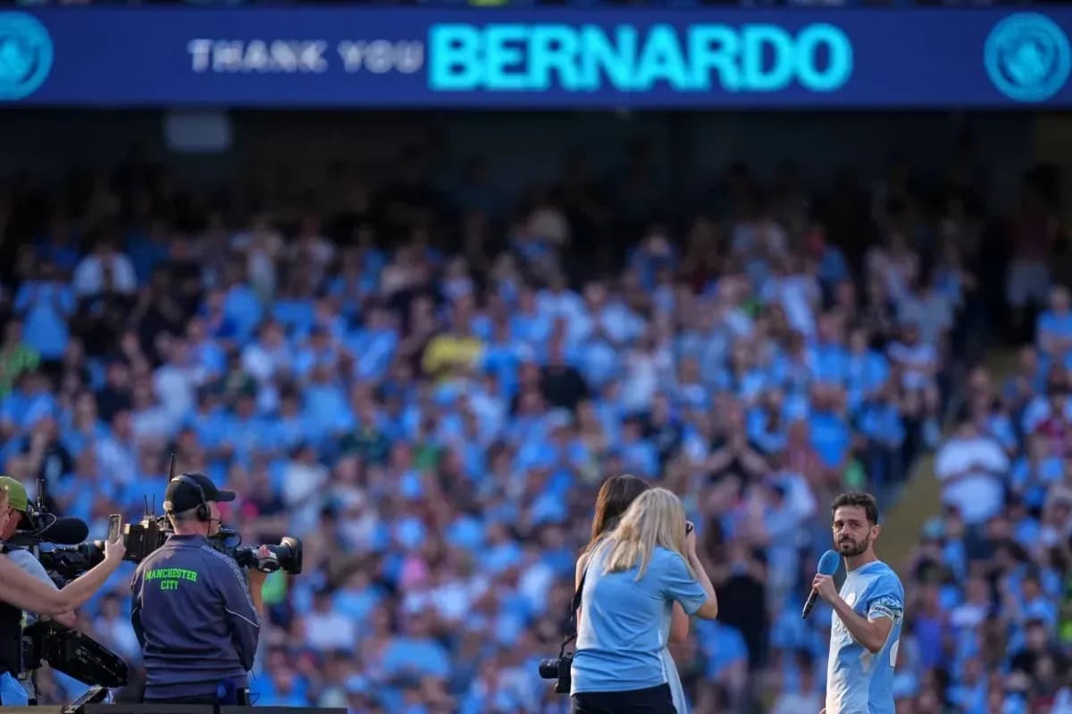 Bernardo Silva agradecido por aficionados en el estadio